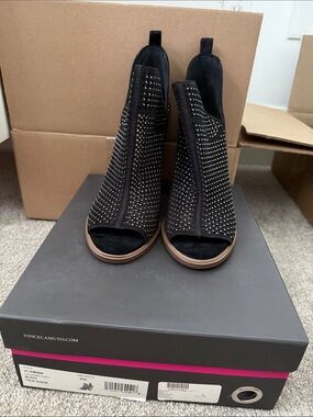 BNWT Vince Camuto Black Studded Peep-Toe Mules in box sz 8